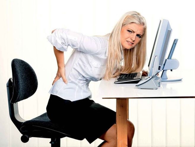 աղջիկը մեջքի ցավ ունի